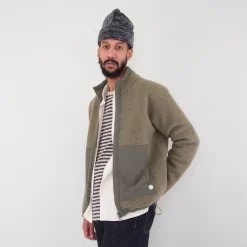 Signal Fleece - Olive Wool 11 Signal Fleece - Olive Wool -Folk Shop FOLKMENSMODELAW23PART2 173
