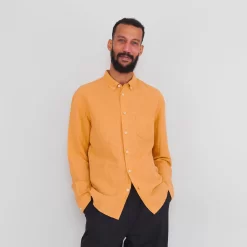 Relaxed Fit Shirt - Ochre Linen Grid -Folk Shop PRODUCT SWATCH 895962 6C9EBFC92CBC166DC5549507C9F777E6FB27BB4AEEC7C8F13A98333703A8E4292CB3DA20DFDD7D11082A43403D4EFCE3607A14E27A2E53396F2093A97EA3D545