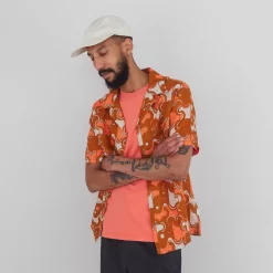 SS Soft Collar Shirt - Coil Print Ochre -Folk Shop PRODUCT SWATCH 895968 6C9EBFC92CBC166DC5549507C9F777E6FB27BB4AEEC7C8F13A98333703A8E4292CB3DA20DFDD7D11082A43403D4EFCE3607A14E27A2E53396F2093A97EA3D545
